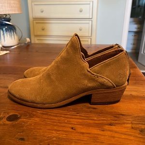 Frye Carson Brandy Brown/Tan Suede/Leather Pull On Shootie/Ankle Low Heel